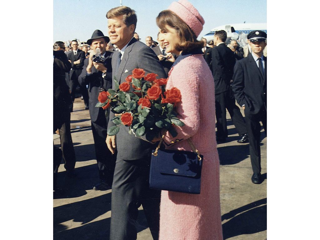 Jackie Kennedy usando tailleur Chanel