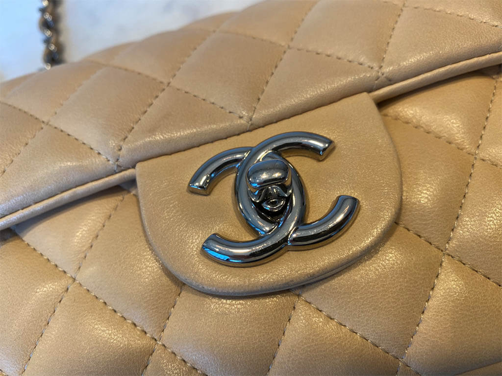 Bolsa Chanel classic flap fecho post A história por trás dos 61 anos de Chanel 2.55