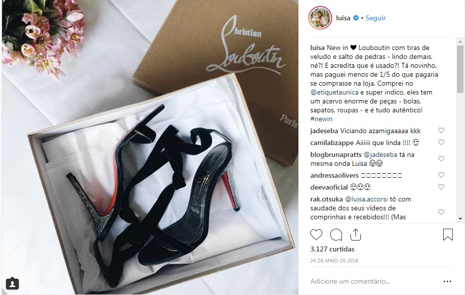 Luisa Accorsi usa sandália Louboutin comprada no Etiqueta Única.