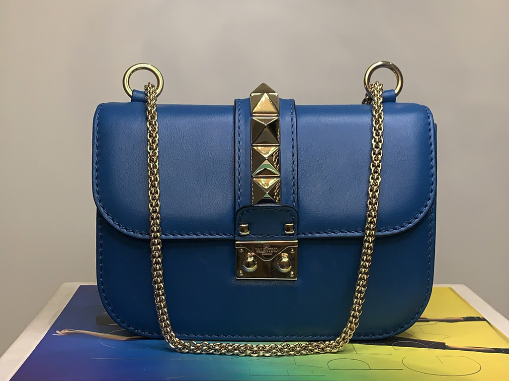 Foto Valentino Rockstud Lock azul para post de bolsa das fashionistas