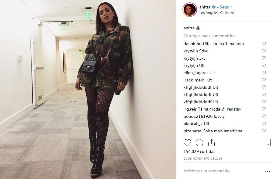 Anitta usa bolsa Chanel em Los Angeles