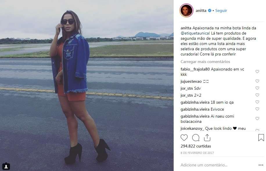 Anitta usa bota Balenciaga comprada no Etiqueta Única.