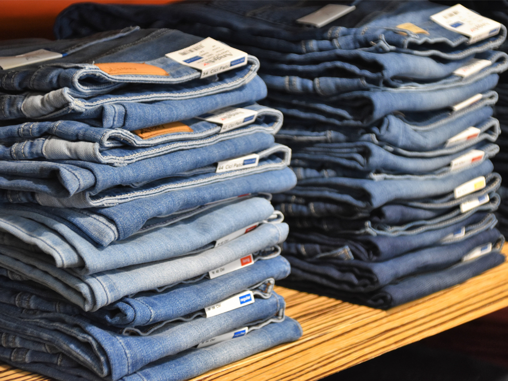 Mom jeans: aprenda a usar essa peça que une tendência e conforto