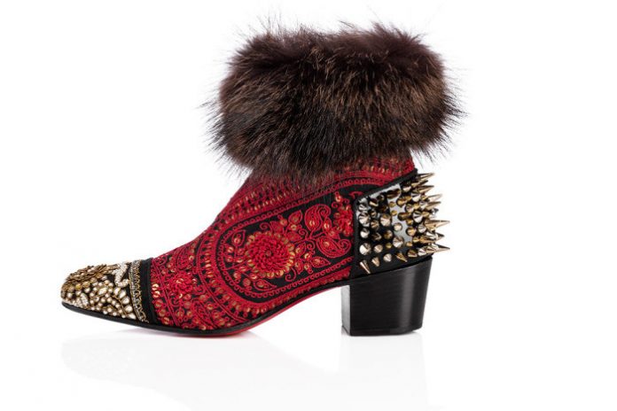 Criação inovadora de Louboutin Bota Louboutin repleta de detalhes artesanais