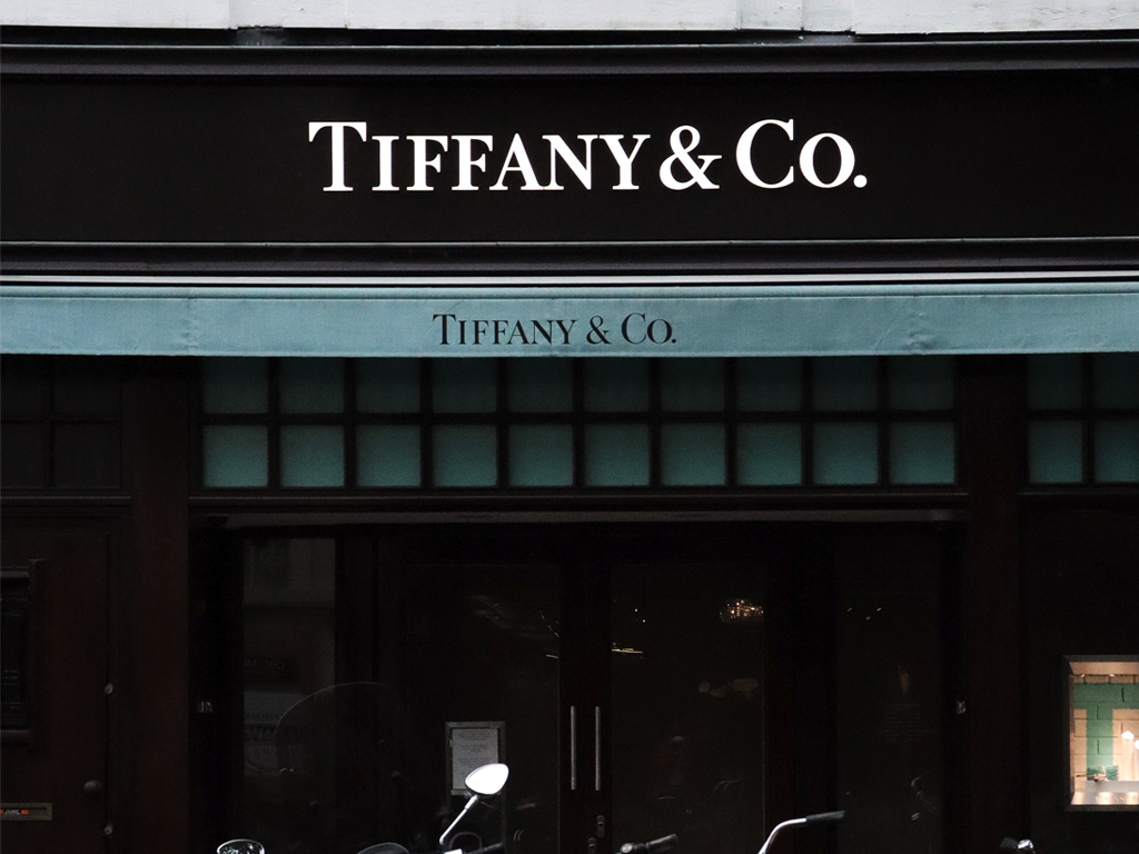 Foto do post sobre a joalheria Tiffany & Co. com a fachada da loja