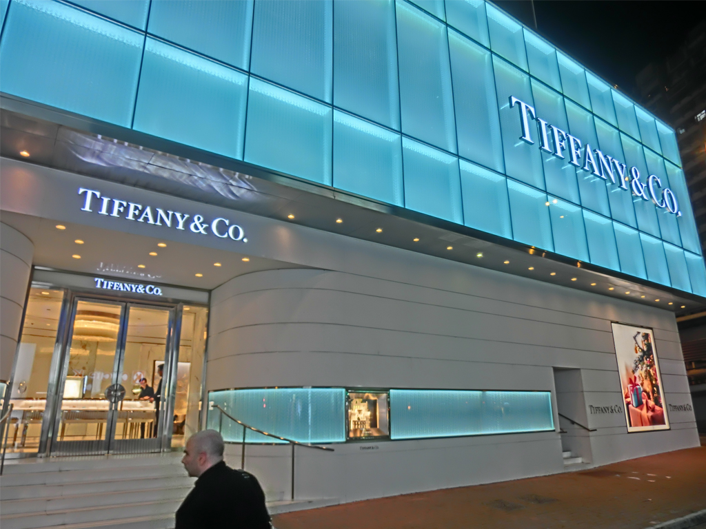 Foto do post sobre a joalheria Tiffany & Co. com a fachada da loja