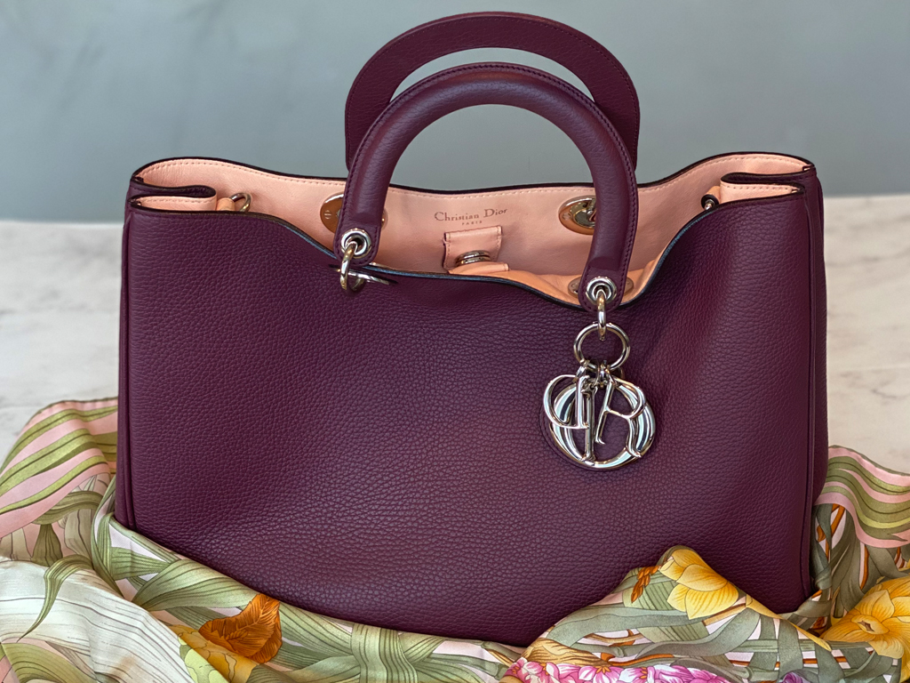 Foto bolsa Diorissimo roxa da marca Dior para post As bags de luxo mais desejadas do mundo