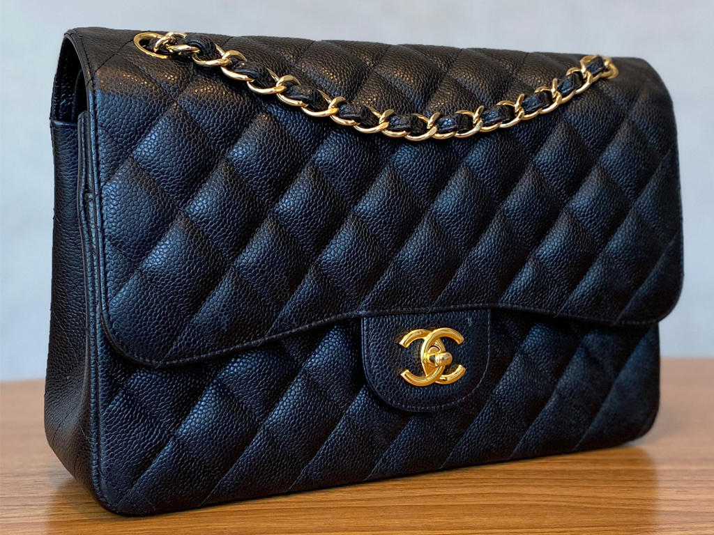 Foto bolsa Classic Flap preta da marca Chanel para post As bags de luxo mais desejadas do mundo