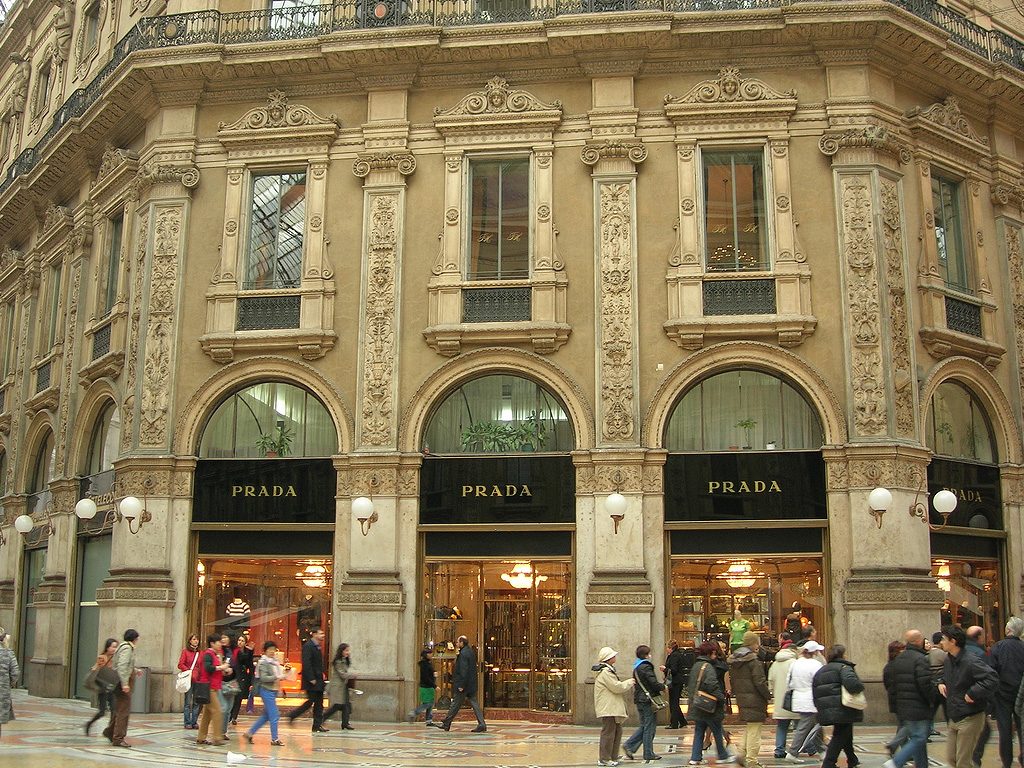 Prada renova sua loja na Via della Spiga, em Milão