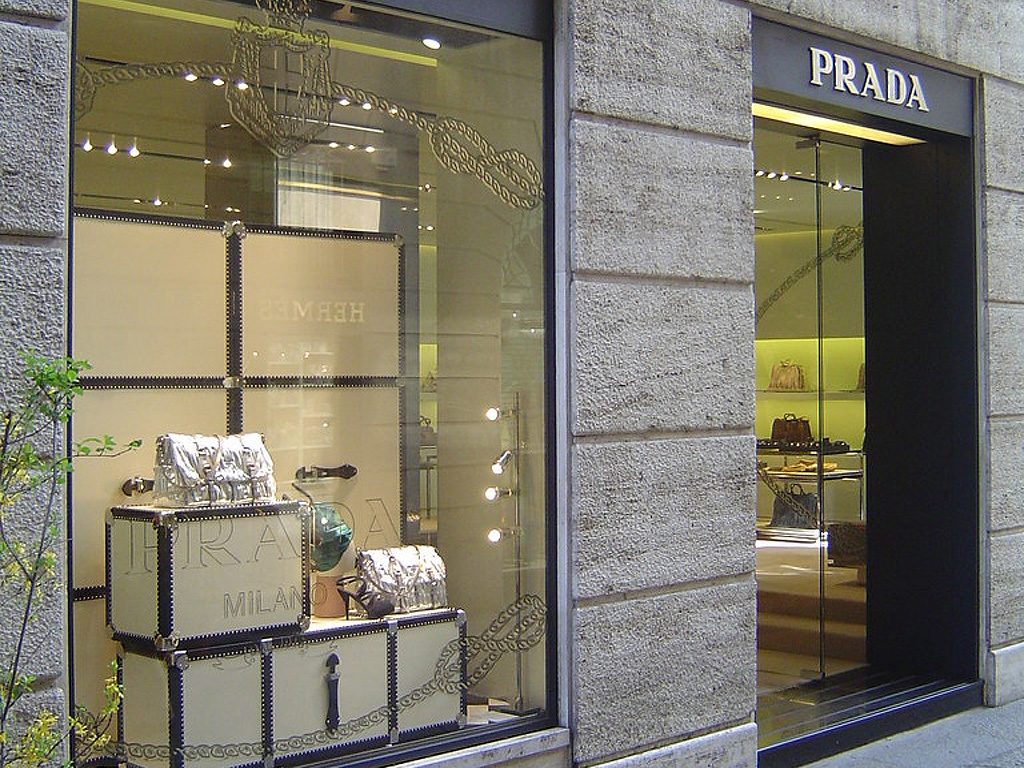 ontwikkelen Verbazing Email schrijven Prada - A história de luxo e sofisticação da marca - Etiqueta Unica