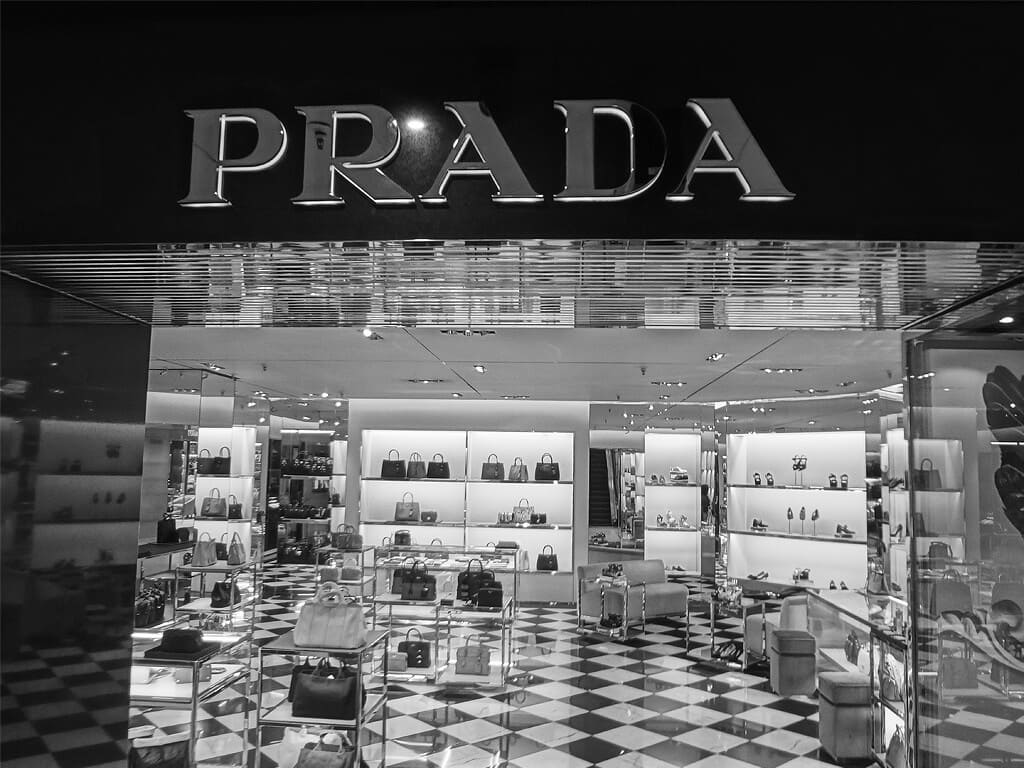 ontwikkelen Verbazing Email schrijven Prada - A história de luxo e sofisticação da marca - Etiqueta Unica