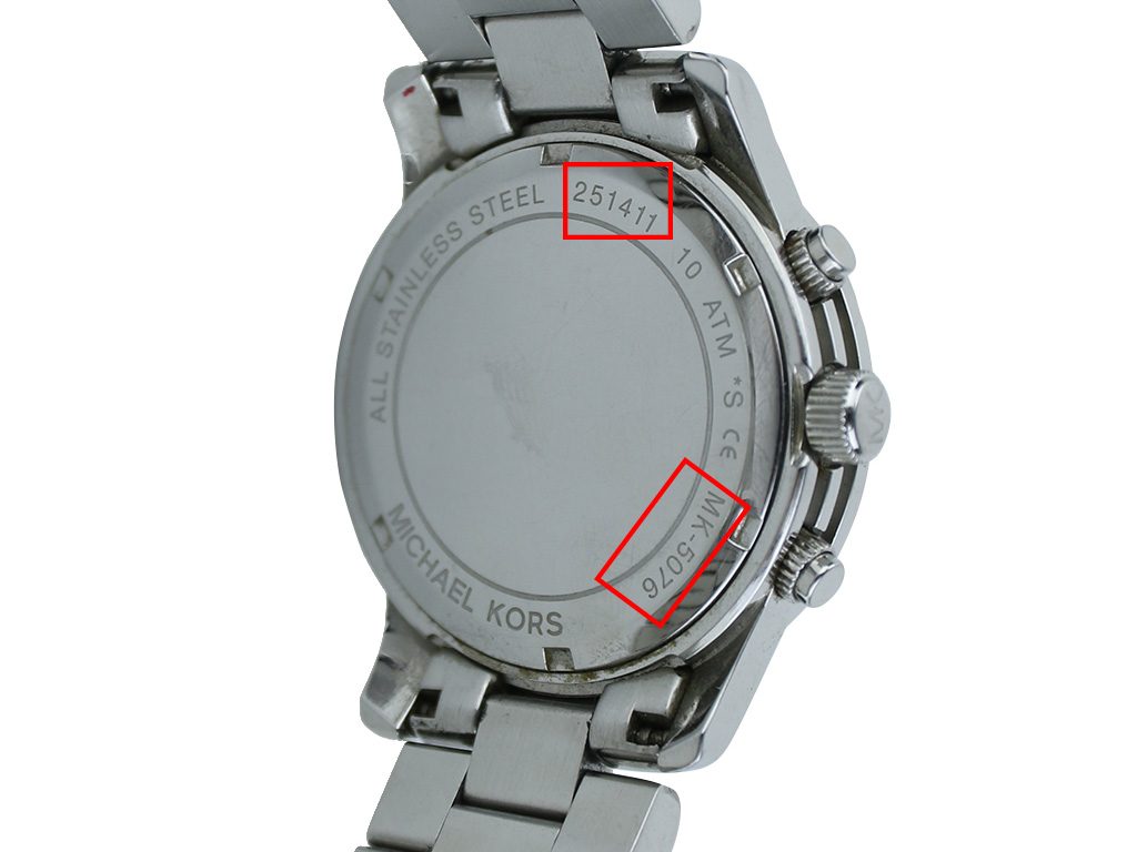 Exemplo das pequenas modificações que Michael Kors faz em seus relógios.