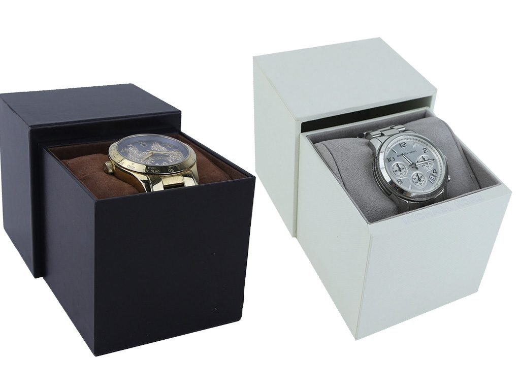 Caixas genuínas com diferentes cores e materiais de relógio Michael Kors.
