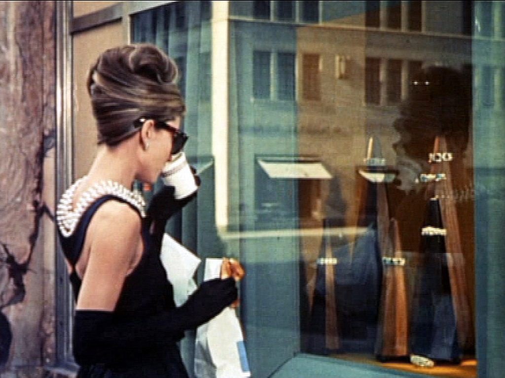 Audrey Hepburn usando Givenchy no filme Bonequinha de Luxo.