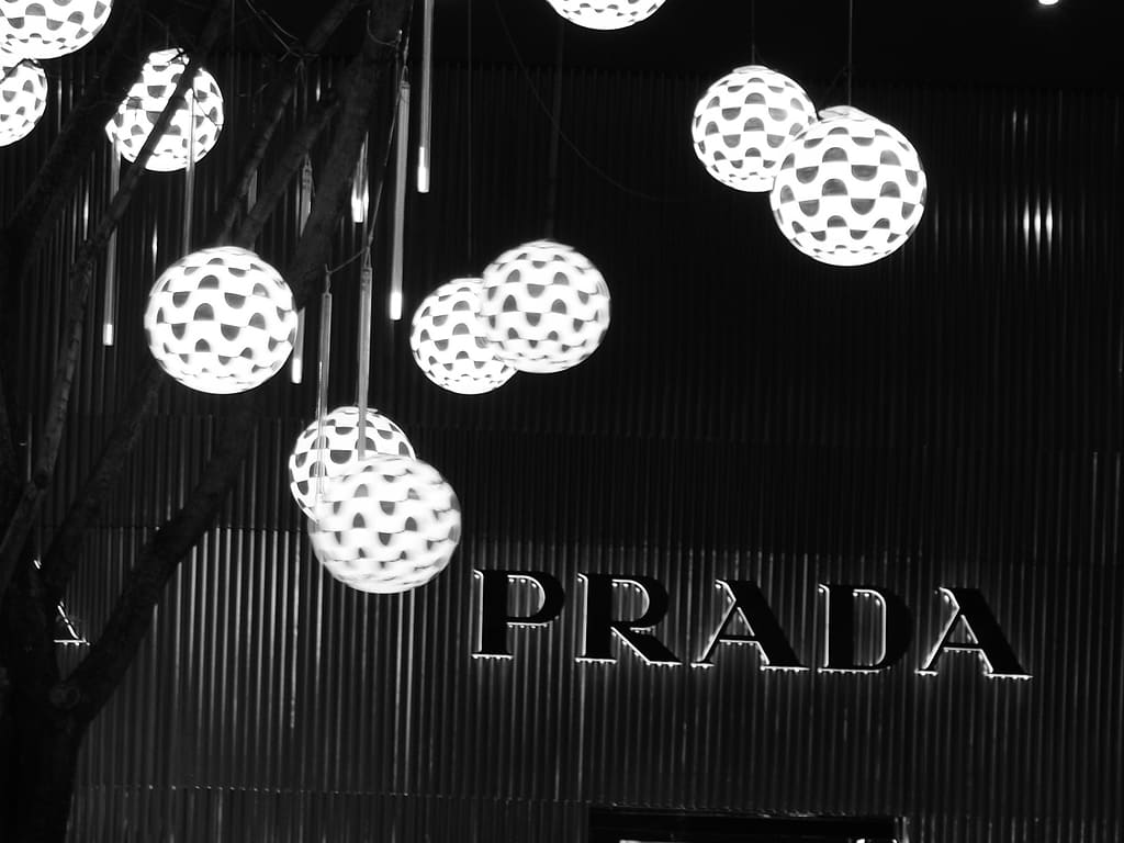 Miuccia Prada: a mulher que inovou a moda e transformou a Prada