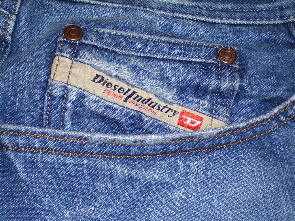 Foto de detalhe da calça jeans Diesel