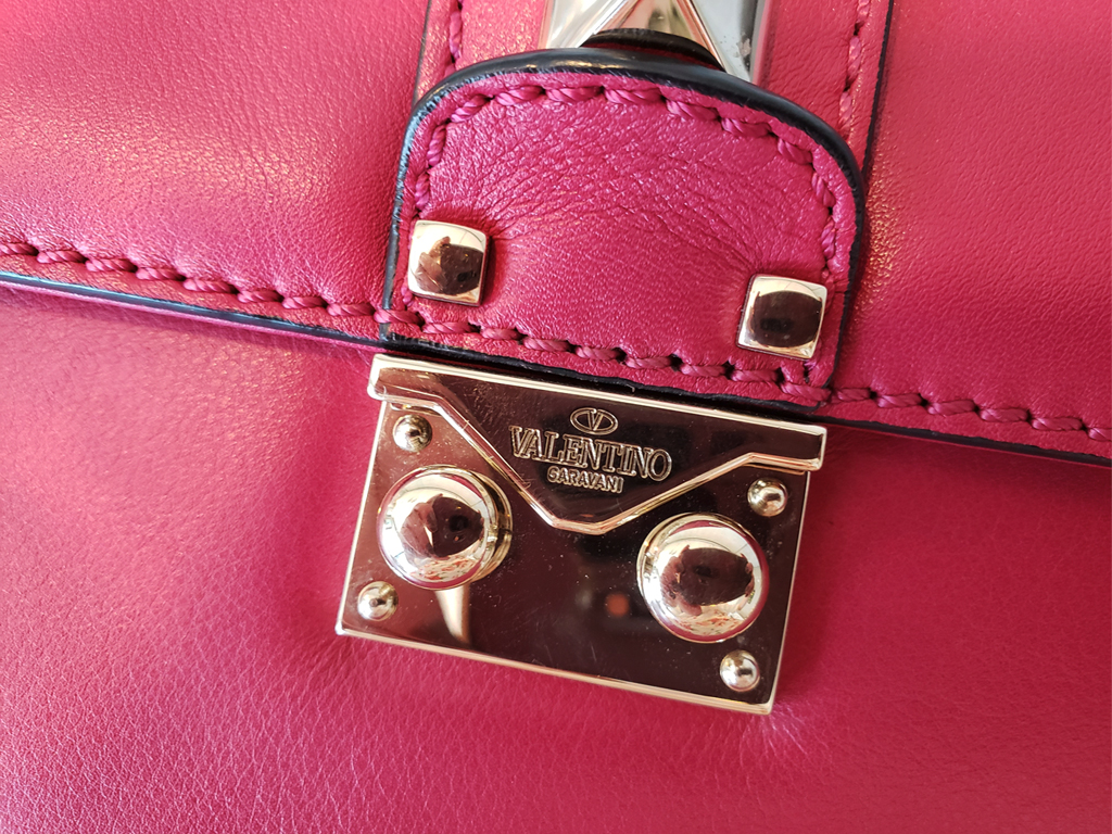 Foto de bolsa Valentino pink com detalhe de ferragens