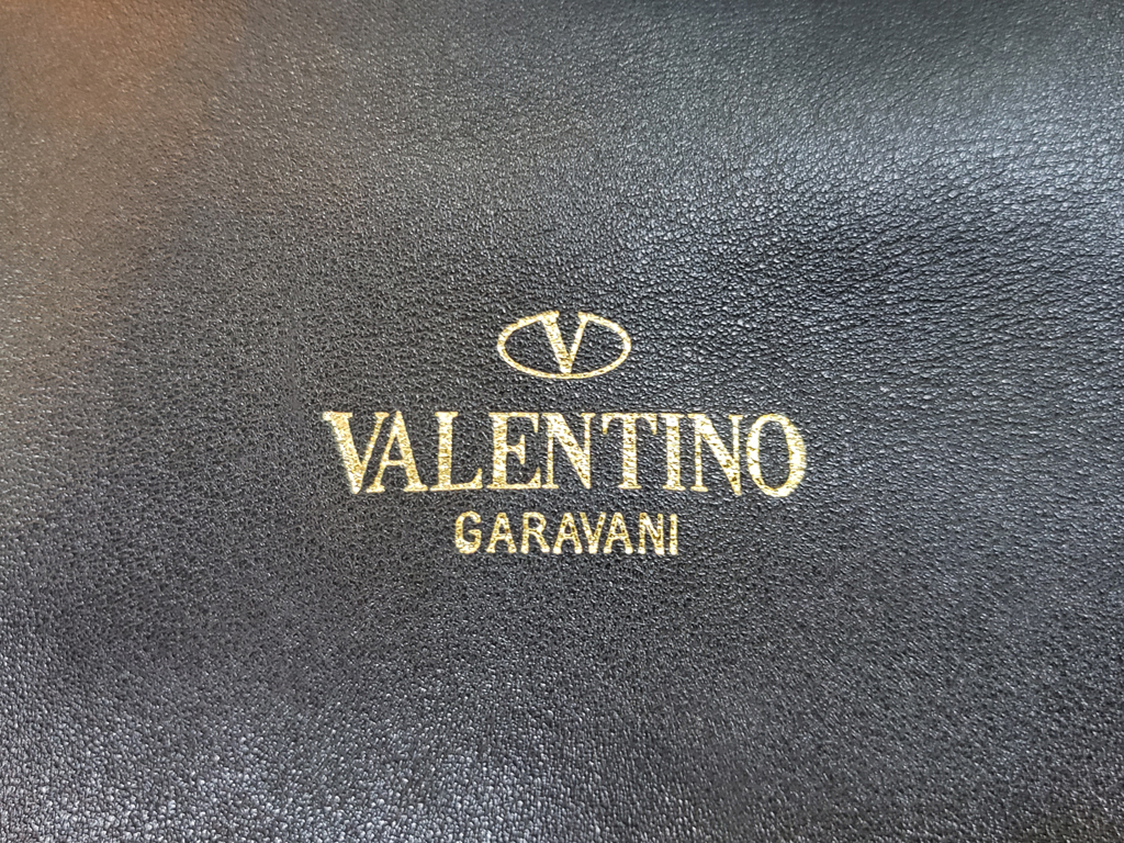 Foto de bolsa Valentino pink com detalhe do logo externo