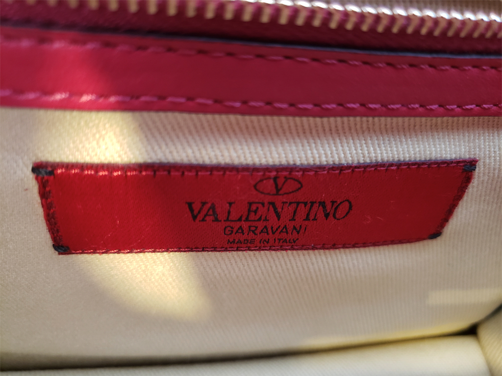 Foto de bolsa Valentino pink com detalhe do logo interno