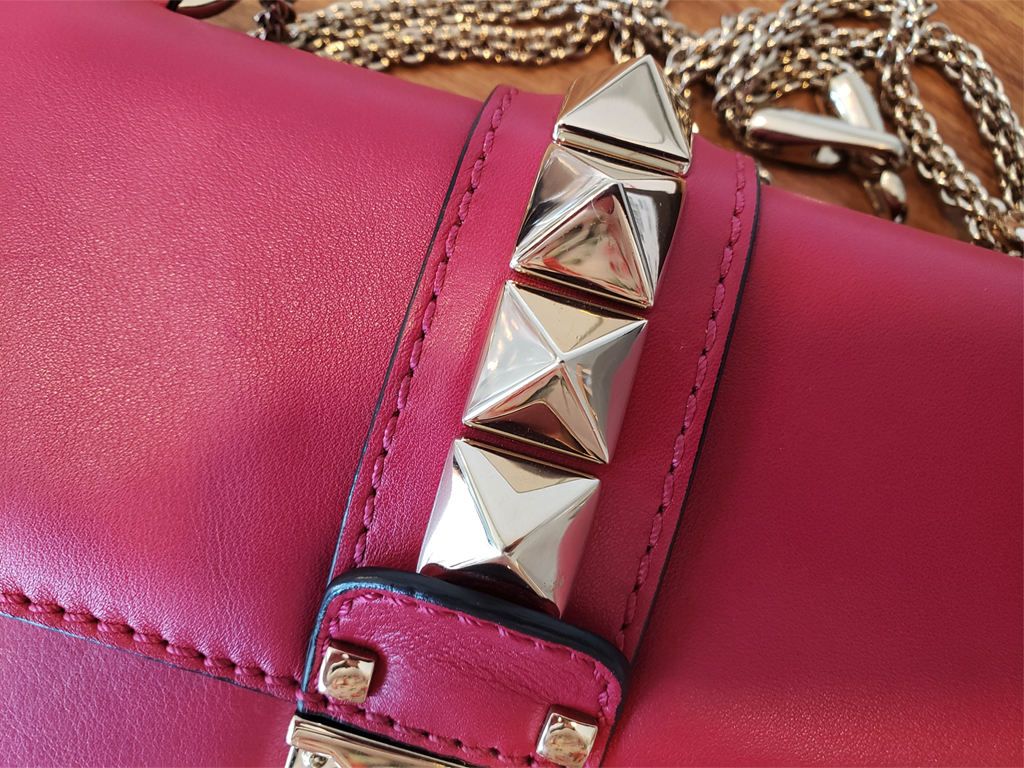 Foto de bolsa Valentino pink com detalhe de rebites
