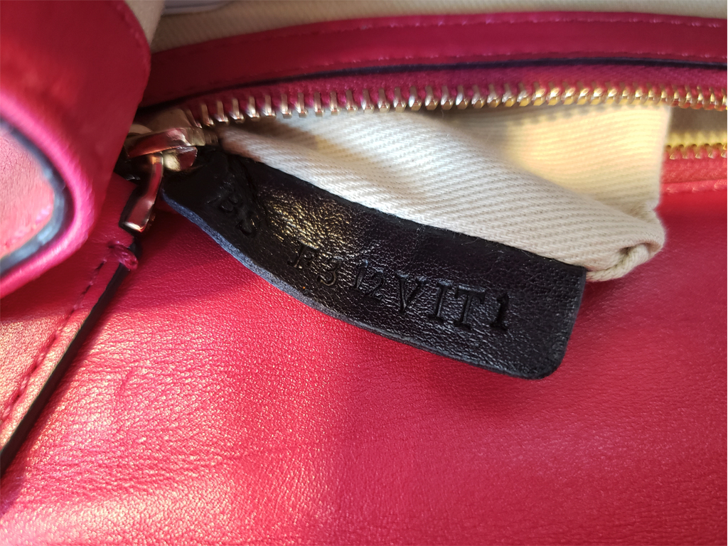 Foto de bolsa Valentino pink com detalhe do serial number
