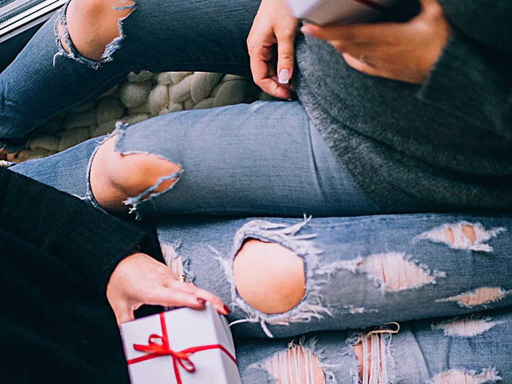 Sabendo como rasgar ou desfiar sua calça jeans, você pode pegar uma peça que não usar mais em seu guarda-roupa e transformar em um jeans destroyed cheio de estilo e personalidade.