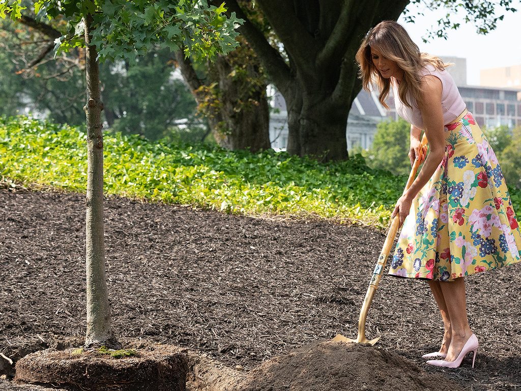 Melania Trump usou um look de mais de R$ 20 mil para plantar uma árvore na Casa Branca.