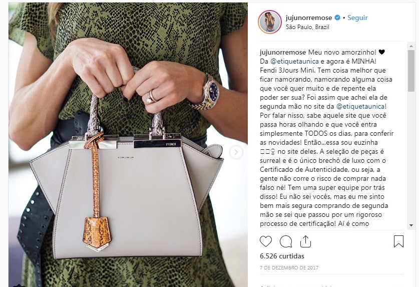 Juju Norremose usa bolsa Fendi comprada no Etiqueta Única.