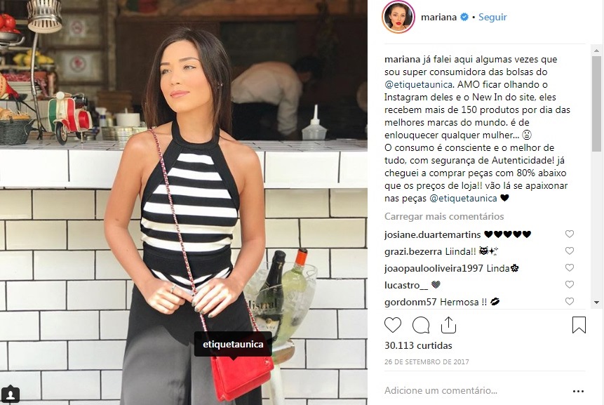 Mariana Sampaio usa bolsa vermelha comprada no Etiqueta Única