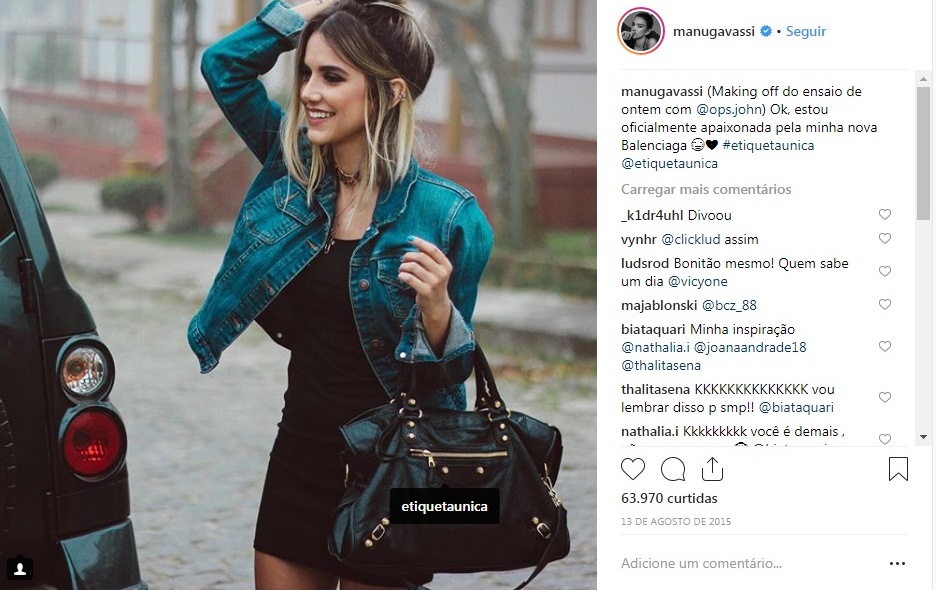 Manu Gavassi usa bolsa Balenciaga comprada no Etiqueta Única