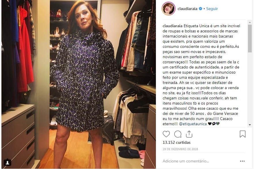 Claudia Raia usa casaco Versace comprado no Etiqueta Única.