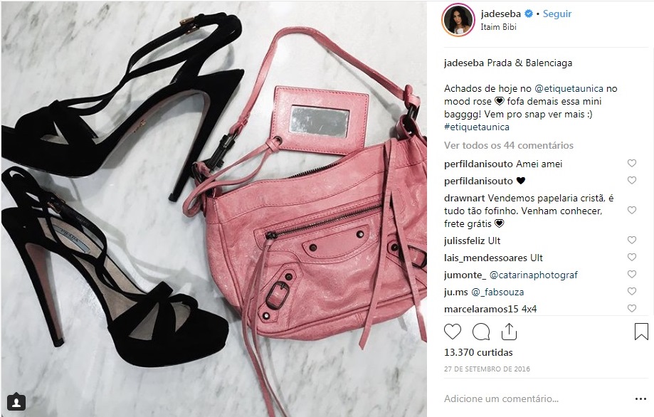 Jade Seba compra sandália Prada e bolsa Balenciaga no Etiqueta Única.