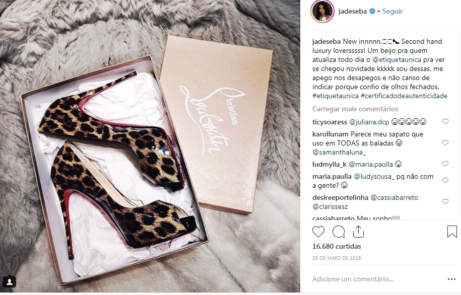 Jade Seba mostra sapato Louboutin comprado no Etiqueta Única.