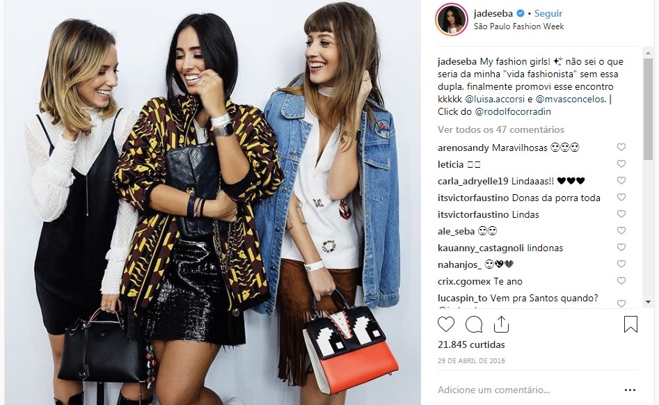 No SPFW, Jade Seba usa bolsa Chanel comprada no Etiqueta Única