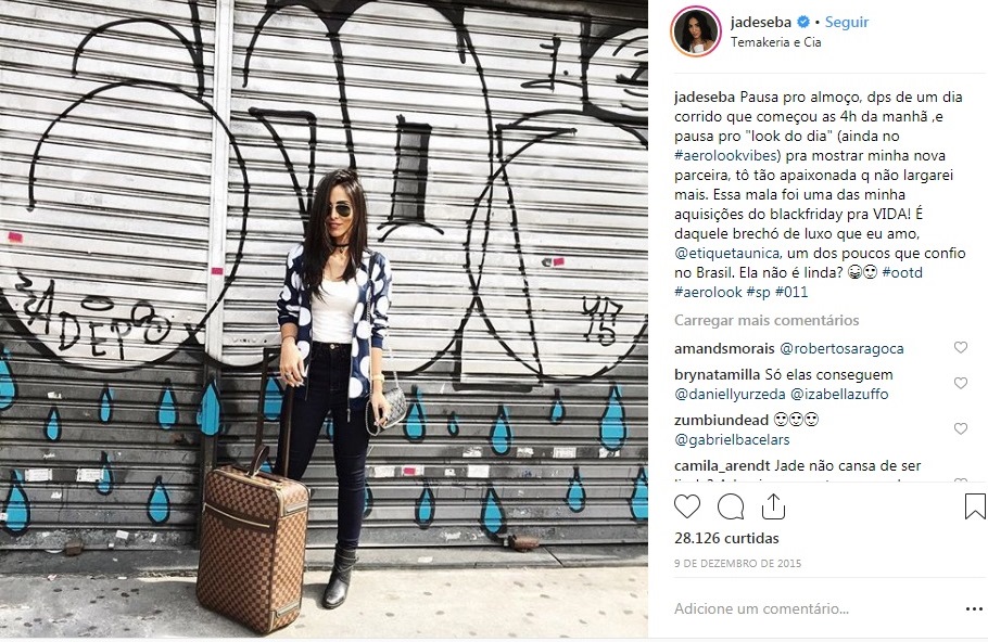 Jade Seba usa mala Louis Vuitton em viagem à SP
