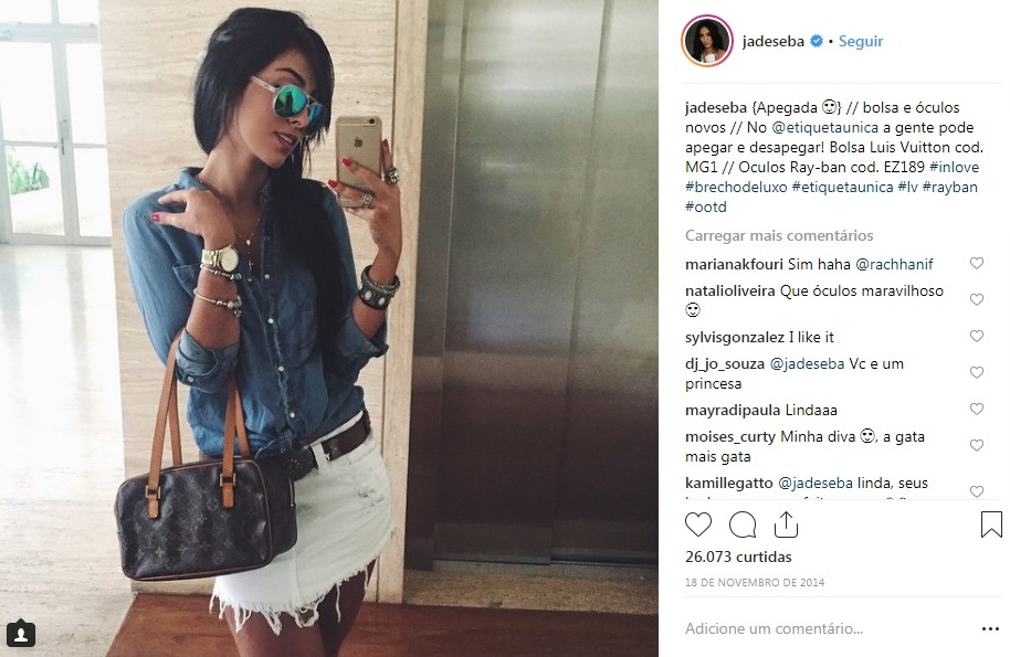 Jade Seba usa óculos Ray Ban e bolsa Louis Vuitton