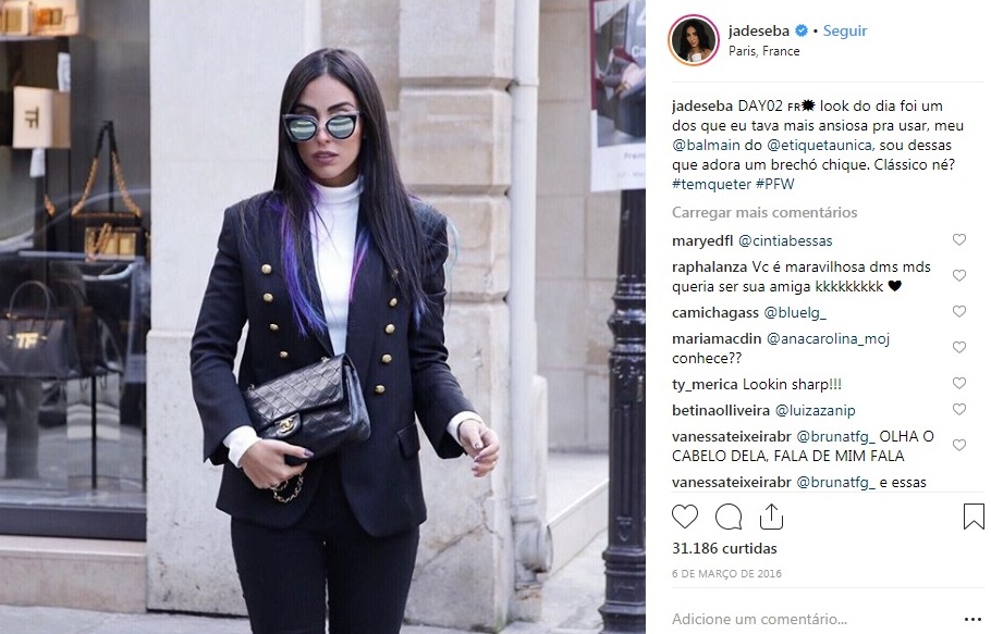Jade Seba usa bolsa Chanel e blazer Balmain comprados no Etiqueta Única.
