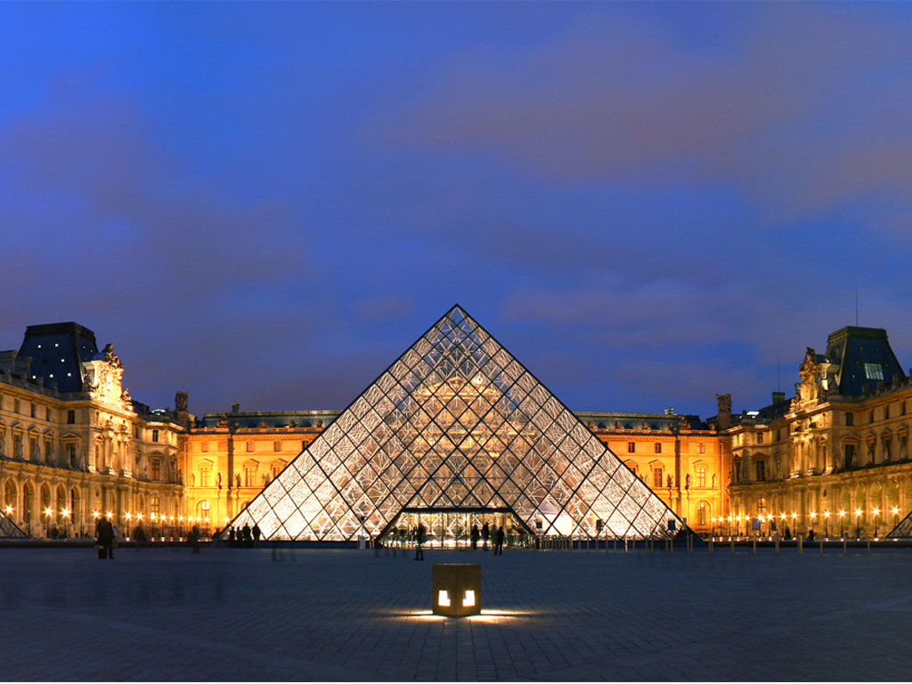 Foto da fachada do Museu do Louvre