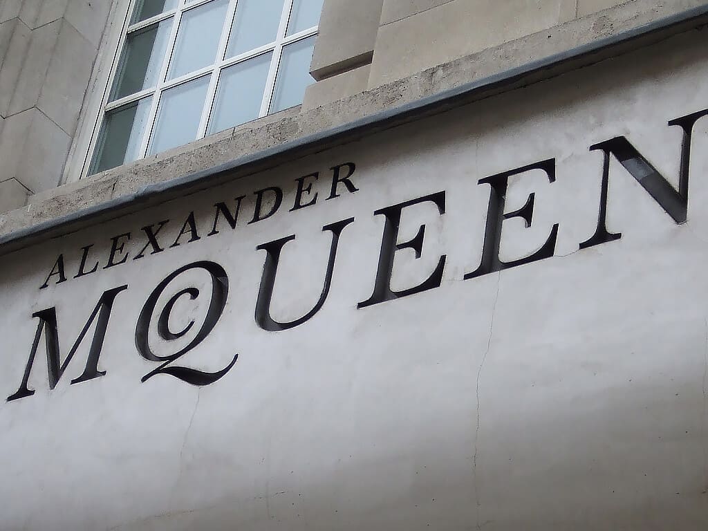 Capa do post sobre a história de Alexander McQueen