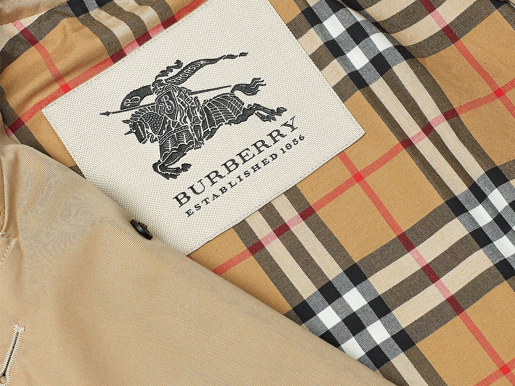 A Burberry tem como marca registrada seus casacos em gabardine e o xadrez.