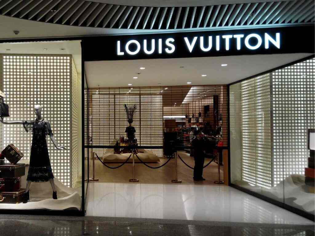 Louis Vuitton especializada na produção de bolsas e em malas feitos em couro e lona