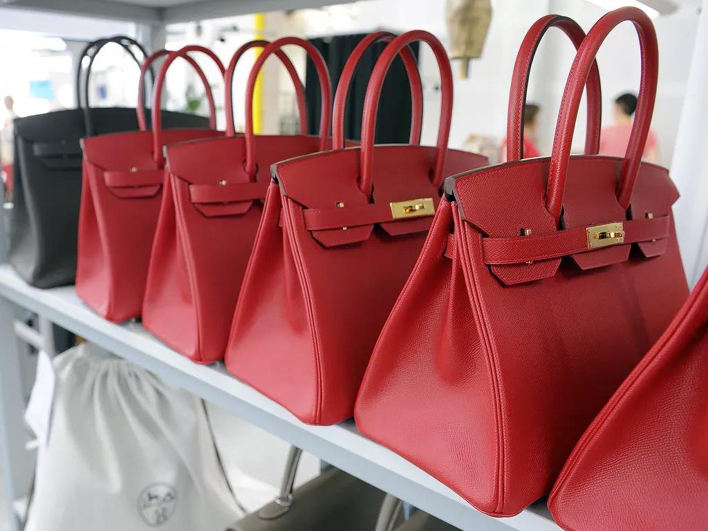 A Birkin está disponível em quatro tamanhos diferentes, além de diversas cores e couros.