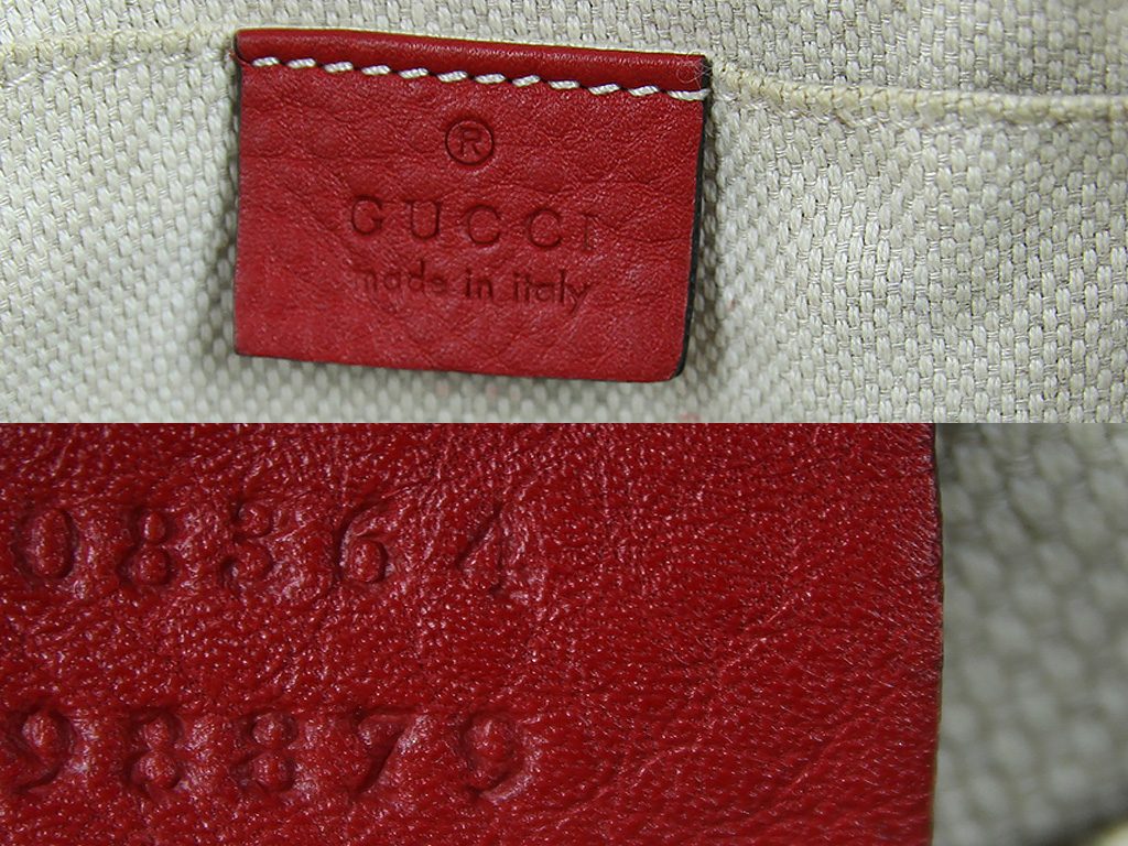 O número de série de cada bolsa da Gucci está localizado na parte posterior da etiqueta interna e possui seis dígitos. Além disso, o logo da marca deve estar em alto relevo na parte frontal.