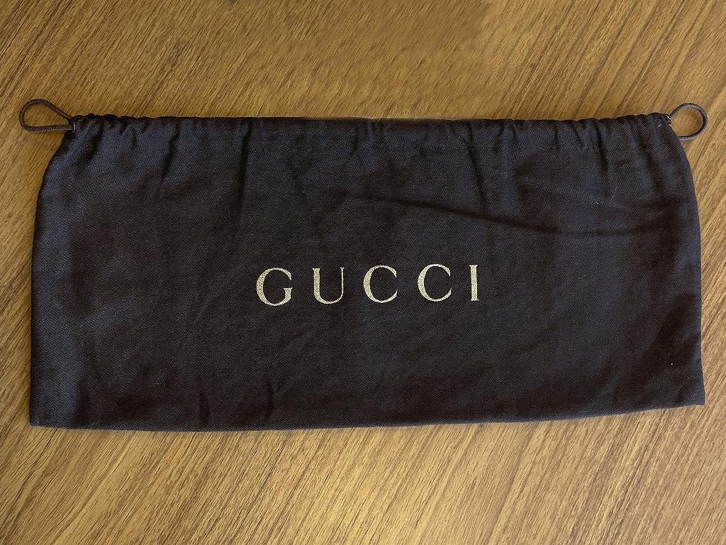 A dust bag marrom escura é uma das que acompanha atualmente os produtos Gucci.