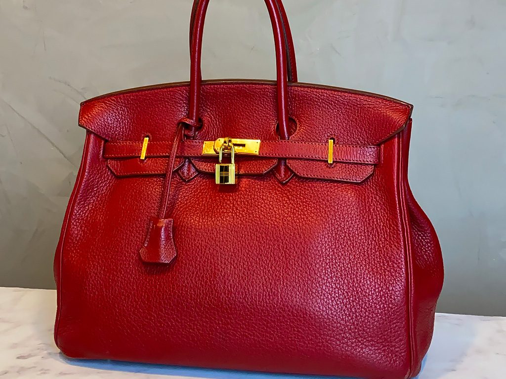 Bolsa Hermès Birkin vermelha. Clique na imagem e confira peças similares!
