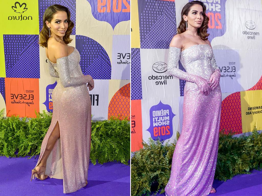 Anitta escolheu um look repleto de cristais rosa e prata de Andrea Hotflix.