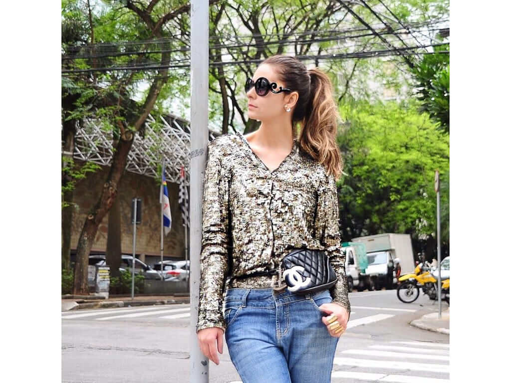 Suymara Barreto usa bolsa Chanel Cambon P&B comprada no Etiqueta Única.