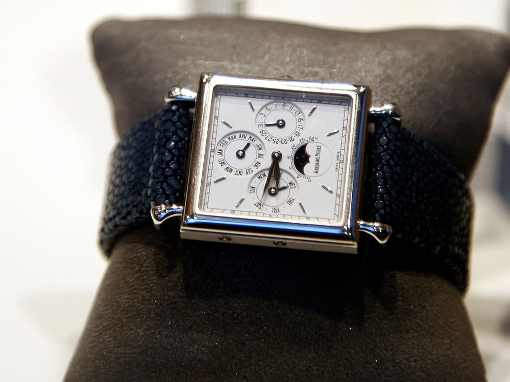Os relógios Audemars Piguet estão no Top 3 das marcas mais caras de relógios do mundo e são reconhecidos por seu luxo, sofisticação e acabamento impecável.
