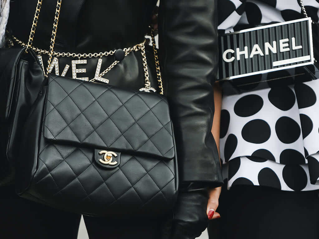Em segundo lugar entre as marcas mais caras de bolsas do mundo, a Chanel possui bolsas que custam mais de R$ 1 milhão, como é o caso da Chanel Diamond Forever.