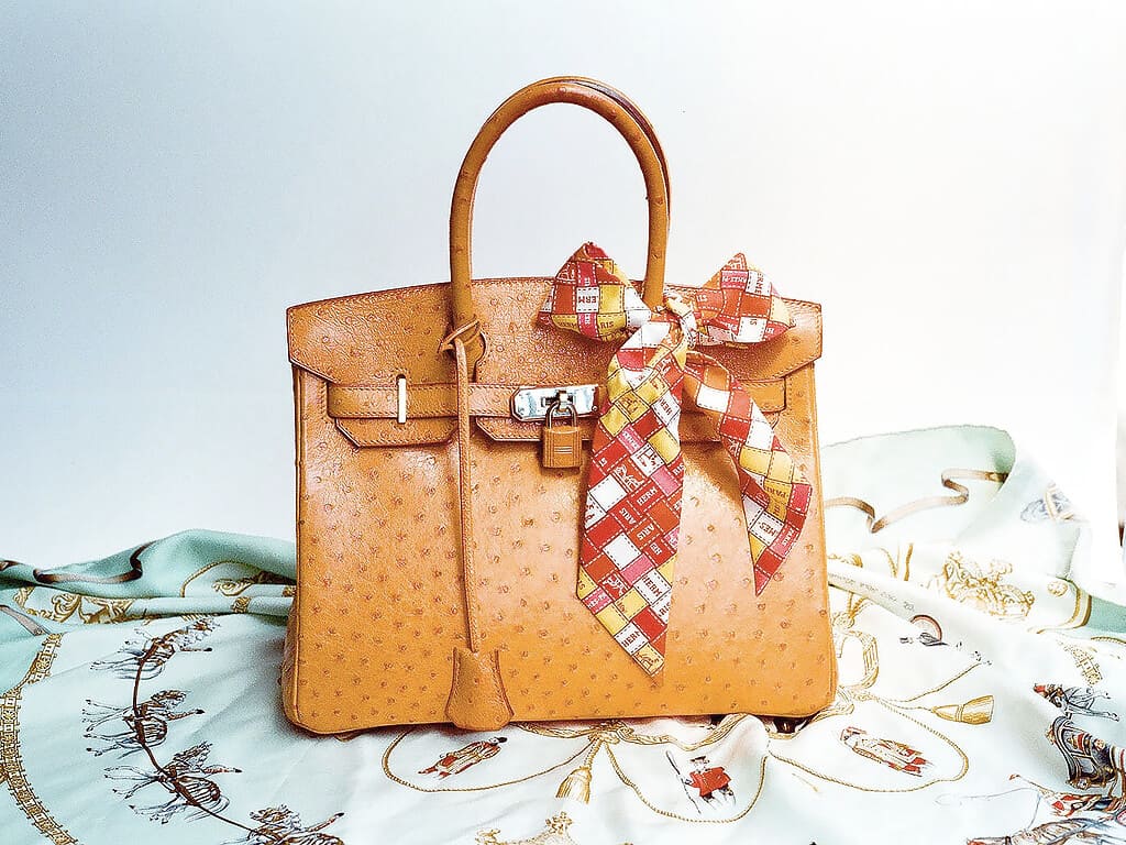 As bolsas Hèrmes Birkin estão entre as mais caras do mundo, devido sua produção artesanal e riqueza de detalhes.